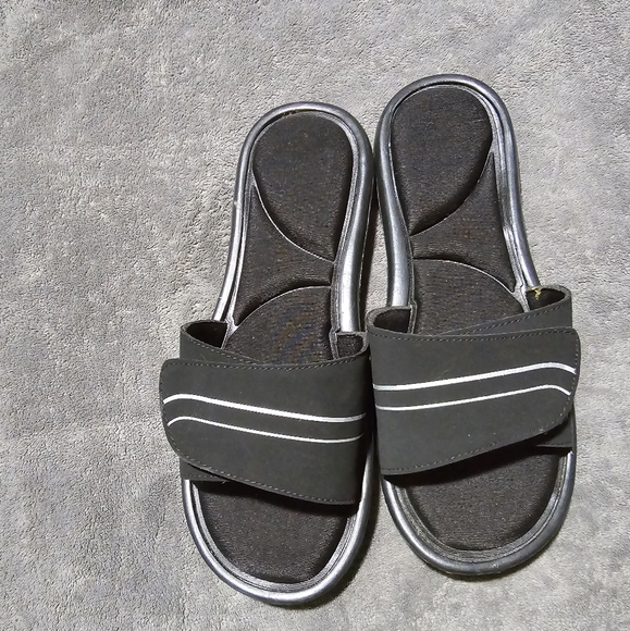 Black adjustable slides size large about 9/10 no name brand new only worn once. - Picture 2 of 4